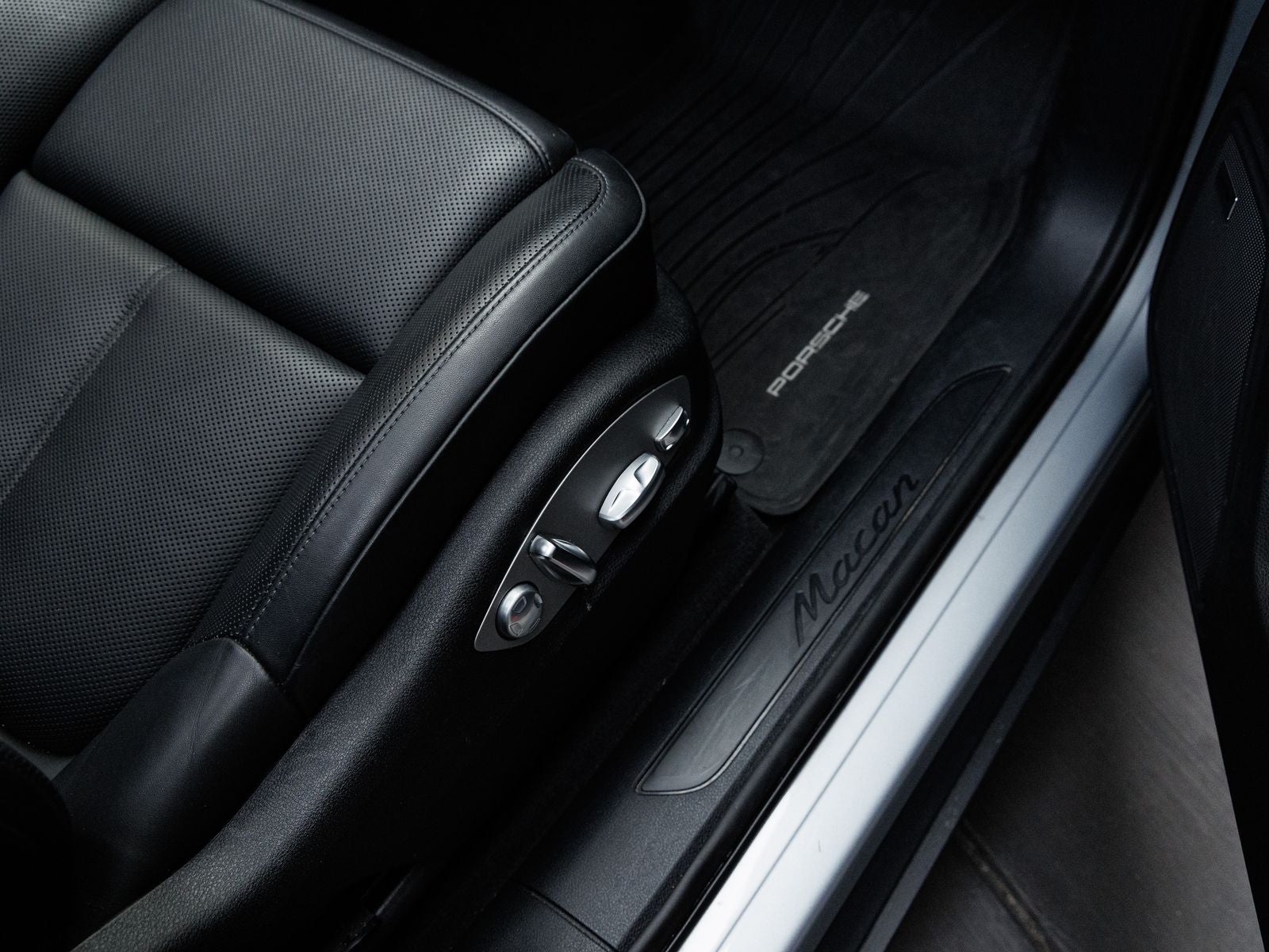 2025 Porsche Macan Base