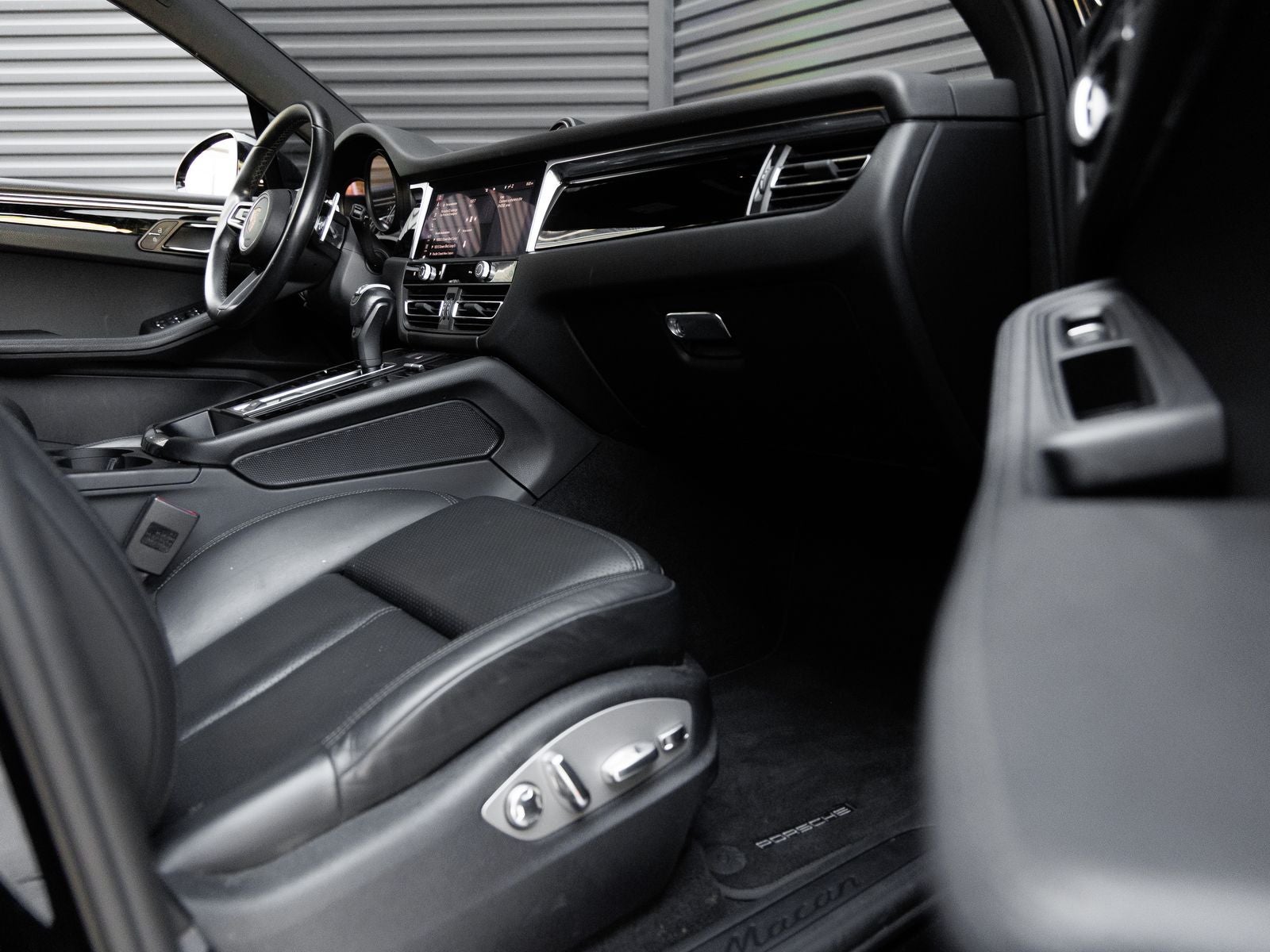 2023 Porsche Macan Base