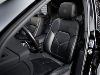 2023 Porsche Macan Base