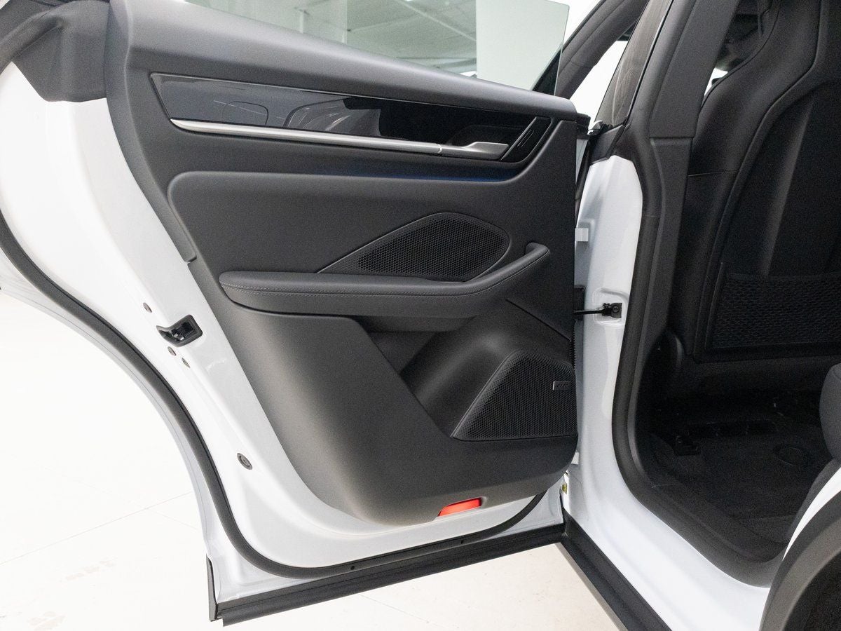 2025 Porsche Macan 4S Electric