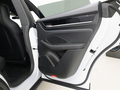 2025 Porsche Macan 4S Electric