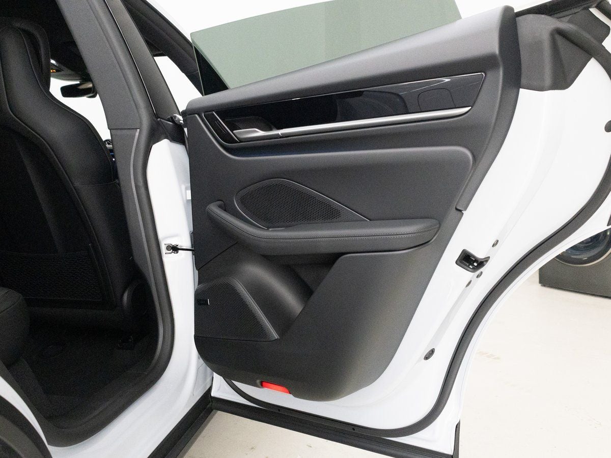 2025 Porsche Macan 4S Electric