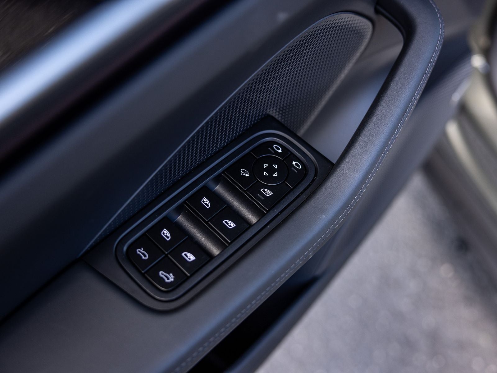 2025 Porsche Macan Base - Photo 35