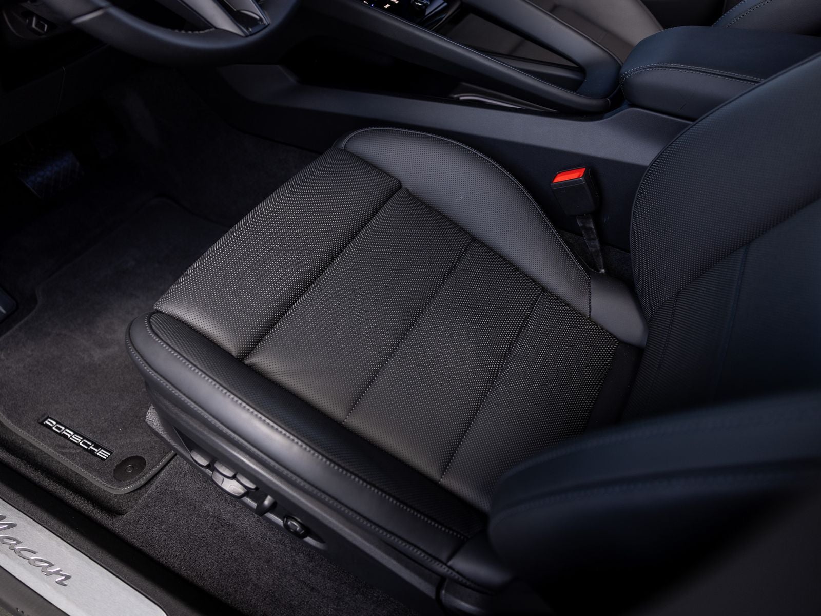 2025 Porsche Macan Base - Photo 40