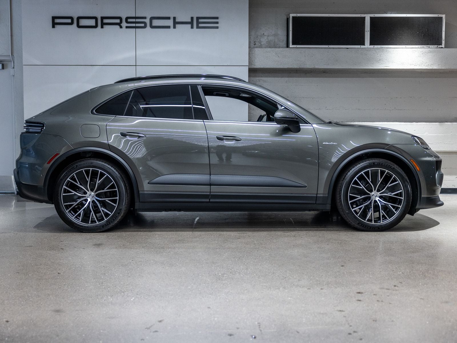 2025 Porsche Macan Base - Photo 9