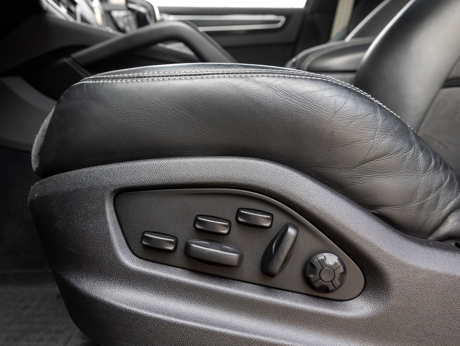 2023 Porsche Cayenne Coupe GTS